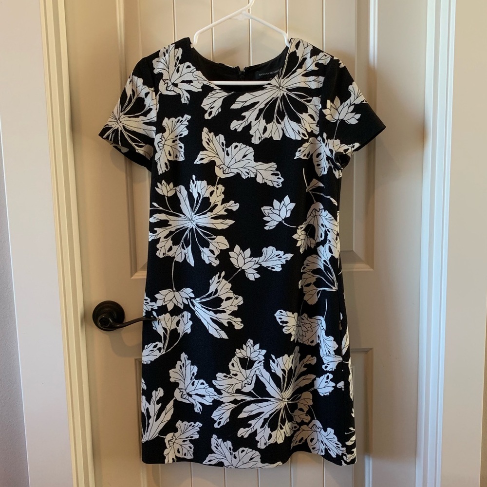 Banana Republic dress •Size 6• Has pockets!